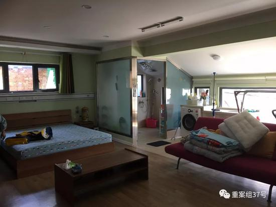 ▲雏菊之家的房间内，特大号双人床可供家长陪着孩子一起入睡。 &nbsp; &nbsp;新京报记者 周世玲 摄