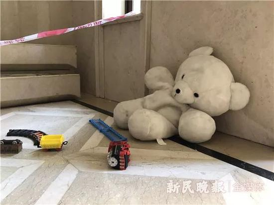 男童丧生的大堂内，摆放着男童生前最喜欢的玩具。 新民晚报“上海时刻”出品