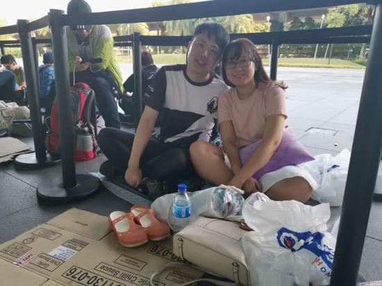 瓦莱丽•康和其男友在排队 图自华为