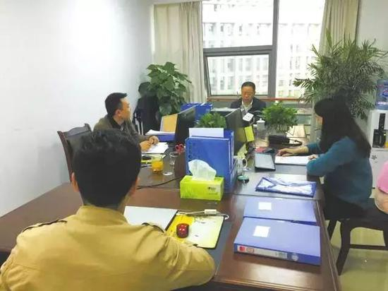 　遂宁市纪委监委四室的同志们在讨论案情