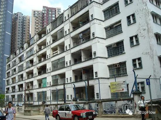 　　▲之前的香港荷里活道警察宿舍，曾出现在《三更之回家》、《全职杀手》等电影里。因为威海卫警察们粤语发音不佳，被戏称他们住在“糊里糊涂”（荷里活道）。