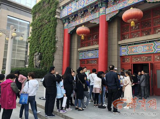 工作人员称：外来单位演出，但可开剧院发票