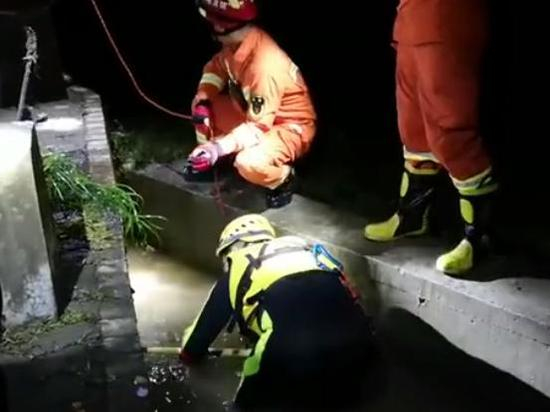 △视频：深圳罗湖区搜救画面（央视记者 陈旭婷）