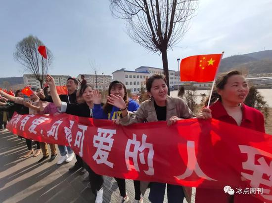 　沁源人民送别森林消防员。