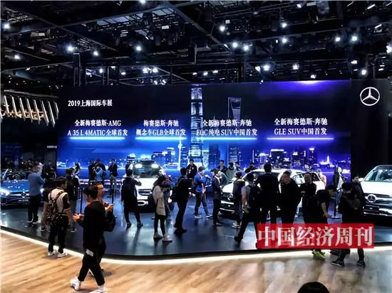 正在举行的2019上海国际车展，奔驰展台吸引了众人“围观”。（《中国经济周刊》记者 王雨菲 摄）