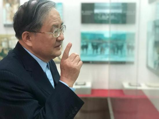  曹连莆在校史馆讲解校史/摄影 王天浩