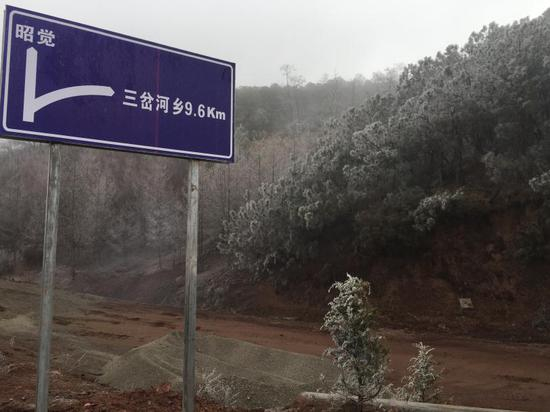 △这是去往三河村的土路，拍摄于总书记考察当天。