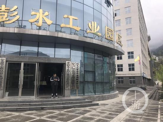 ▲英莱汽车销售场地不到20米外，就是工业园区办公楼。摄影/上游新闻记者&nbsp; 范永松
