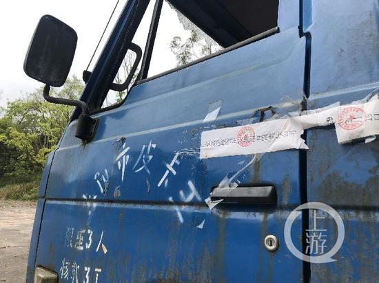 　　▲货车车门上“皮卡王”十分抢眼，封条与“皮卡王”组合在一起，巧合地说明了这座红色影视城及近年来所经历的一切。摄影/上游新闻记者 胡磊？