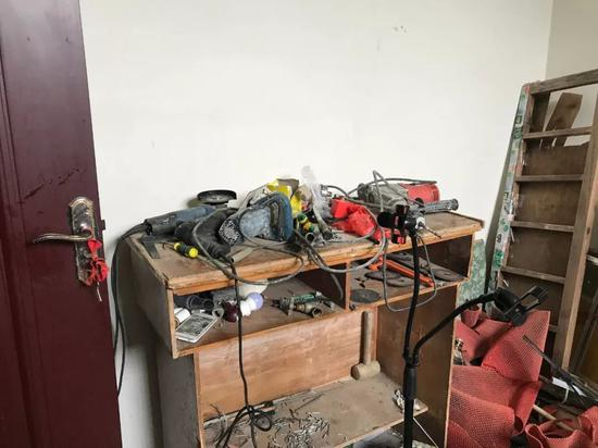 窦窦师傅干活儿用的工具，旁边还立着一个废弃的手机支架。新京报记者祖一飞&nbsp;摄