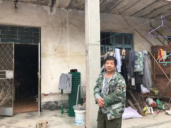 窦师傅站在自家老宅门前。新京报记者祖一飞&nbsp;摄