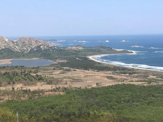  站在金刚山展望台远眺朝鲜境内的海金刚景色。新华社记者陆睿摄