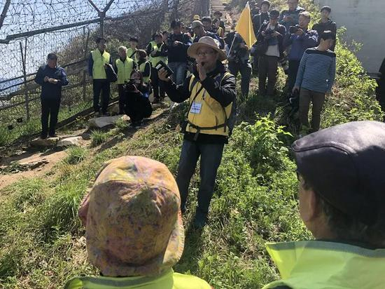  导游权成俊介绍东海线的历史。新华社记者陆睿摄