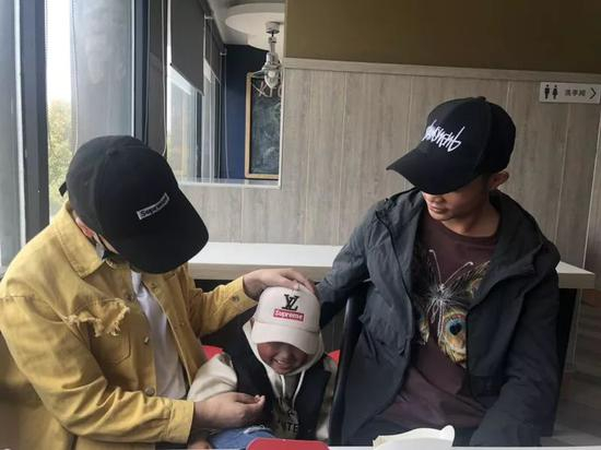 ▷伤者张慧出门总要戴着鸭舌帽