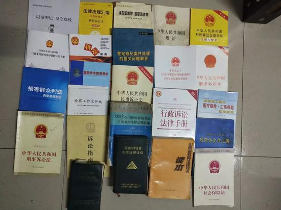 　　王淑珍的部分法律书籍。受访者供图