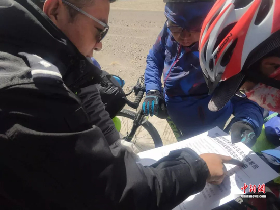 图为阿里日土县森林公安在向游客宣传羌塘国家自然保护区政策达瓦扎西 摄