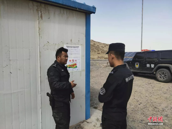 图为阿里日土县森林公安在张贴禁入羌塘国家自然保护区告示达瓦扎西 摄