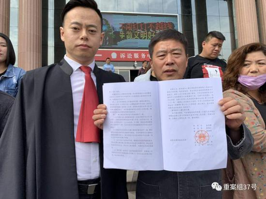 　　已服刑15年出狱的曹红彬（中）13日下午在禹州法院领到无罪判决。左一为其辩护人之一张旭华。 受访者供图
