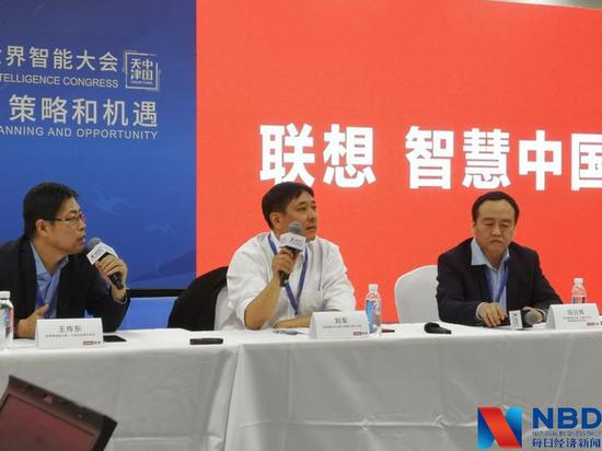 联想集团执行副总裁兼中国区总裁刘军（中）　图片来源：每经记者 李少婷 摄