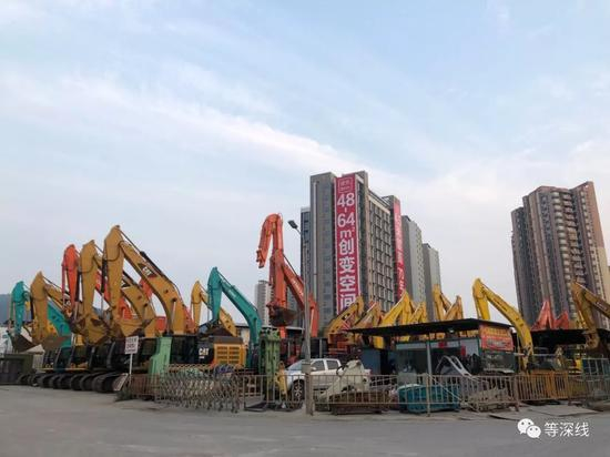 　　从1995年至今，凤凰城地块并未被开发，现在这里是一个大型机械交易市场。 &nbsp;&nbsp;《等深线》记者 &nbsp;黎慧玲 &nbsp;摄影