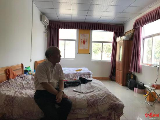 ▲胡厚培坐在艺术团分配给舟舟和他的宿舍 潘俊文摄