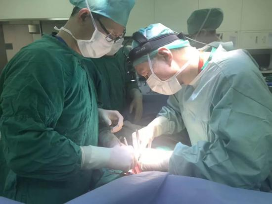 　手术进行中。