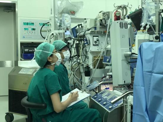 　体外循环科与麻醉科全程监护。