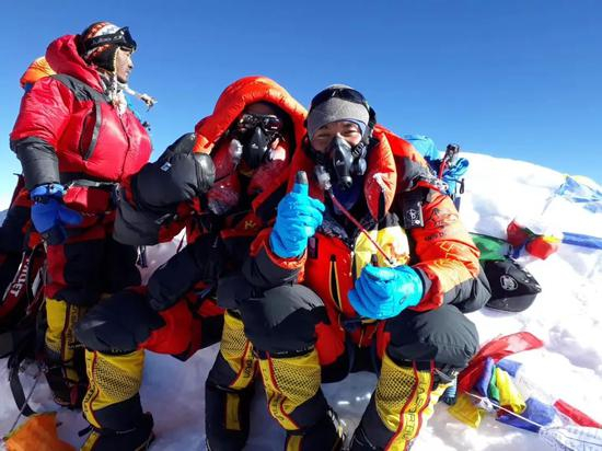 　▲汝志刚和他的向导。受访者供图