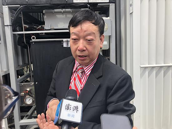 庞青年回应记者质疑。 澎湃新闻记者 石轶君 郑朝渊 图