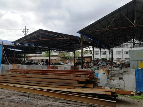 一墙之隔的废纸打包厂也属于4号院