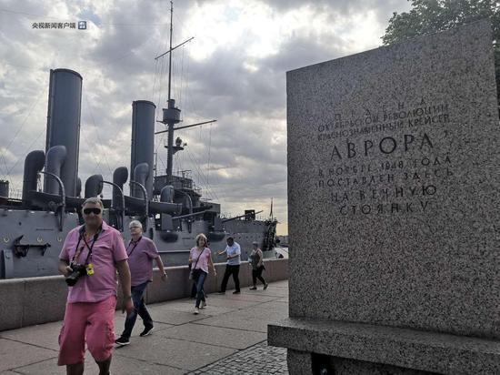 　　△阿芙乐尔号奉命开炮，发出进攻冬宫的信号，成为了1917年十月革命的象征。阿芙乐尔号至今仍然停泊在圣彼得堡的涅瓦河畔。（央视记者关舟拍摄）