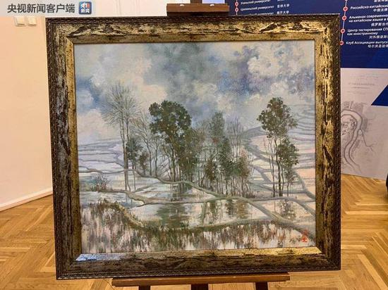 △这是中国留学生的油画作品。（央视记者罗晓丹拍摄）