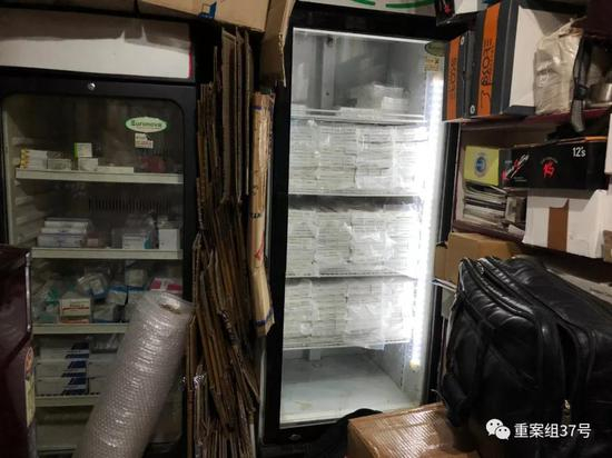 印度首都新德里一家药店内用来存放冷链药的陈旧冰箱。新京报记者 游天燚 摄