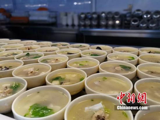 全校毕业生共享全鱼宴。 严易梦 摄