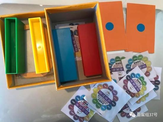 ▲脑立方全脑应用训练中心发给学员的色卡、色块等教具。&nbsp;新京报记者 冯琪 摄