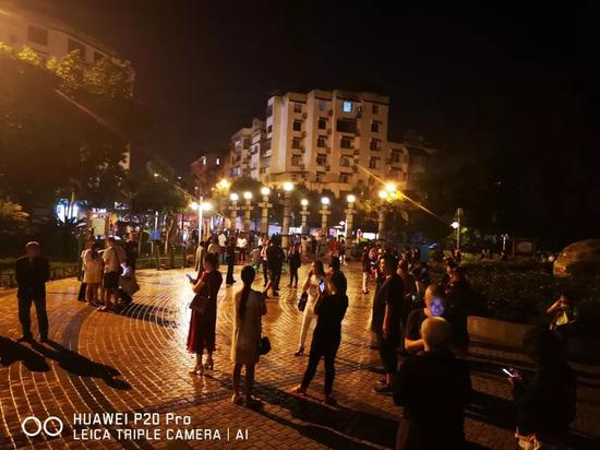  6月17日，在长宁县城，震后人们来到安全地带。新华社发（王旭 摄）