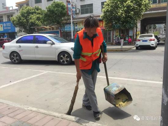 ▲2019年6月14日，被害人杨战平的母亲陈花娃正在清扫街道，补贴家用。新京报记者 韩茹雪 摄