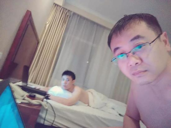 出差期间熬夜改剧本