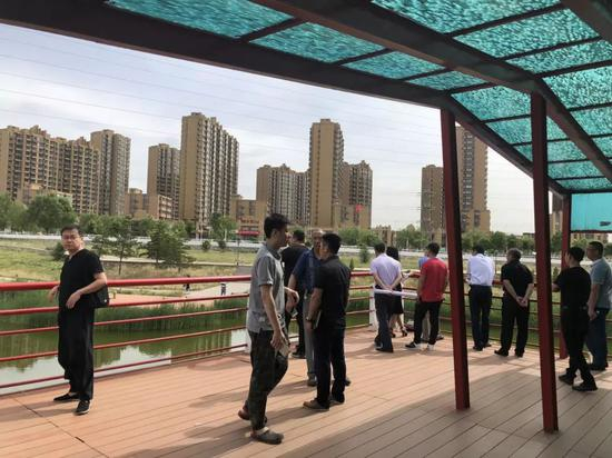 现场会议，这个观礼台要拆掉重建