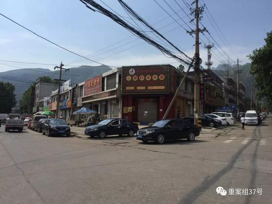 　　▲2019年6月14日，华阴市罗敷镇，街角“小郡肝串串香”店位置原为刘天成开设赌场的地方，与罗敷镇派出所相距不足百米。 新京报记者 韩茹雪 摄