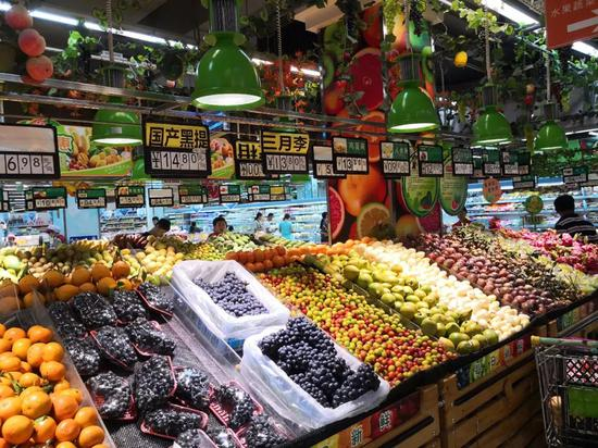 ↑如今的市场上，琳琅满目的蔬菜水果满足了人们多元化的消费需求。图为海南省三亚市第一集贸市场的一角。（乔金亮摄）
