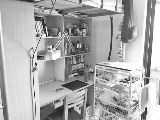 吴宏宇生前的床铺和书桌