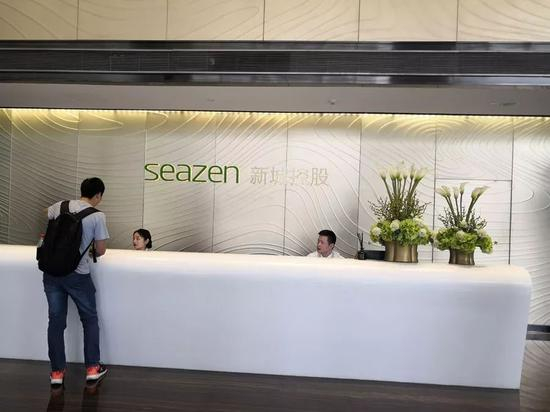  7月5日下午，从外表看，新城控股大厦总部一切风平浪静。摄影/本刊记者 周群峰