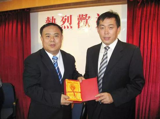 △泰国华人青年商会向姜国利赠送纪念牌（右一为姜国利）