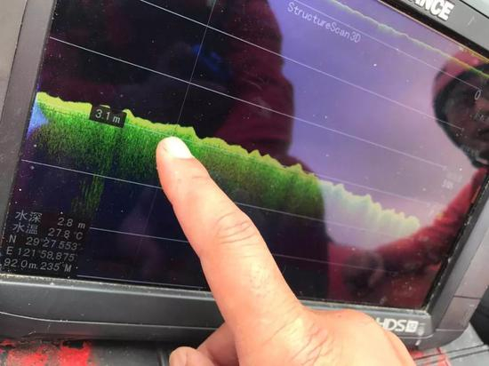 搜救人员正在使用探测仪对章子欣失联海域进行搜寻。&nbsp;象山县雄鹰应急救援队供图