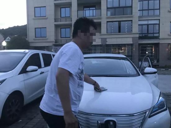  7月7日当天，司机郝建强（化名）曾载两名租客及女童去过宁波多处景点。新京报记者祖一飞 摄