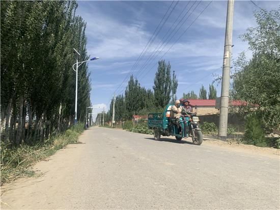 村里的柏油路。人民网 宋晨摄