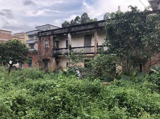  谢某芳有五个哥哥，早年一家人住在破旧的土房里，家庭较为困难。之后，四个哥哥陆续在村里盖了楼房。澎湃新闻记者&nbsp; 陈绪厚&nbsp; 图