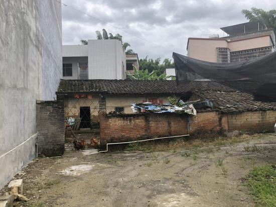  据当地村民介绍，2004年前后，梁某华离村，一直未回过村，留下一子一女，由其父母抚养。一家人曾住在砖房里，该处房屋现如今已废弃，荒草丛生。澎湃新闻记者&nbsp; 陈绪厚 图