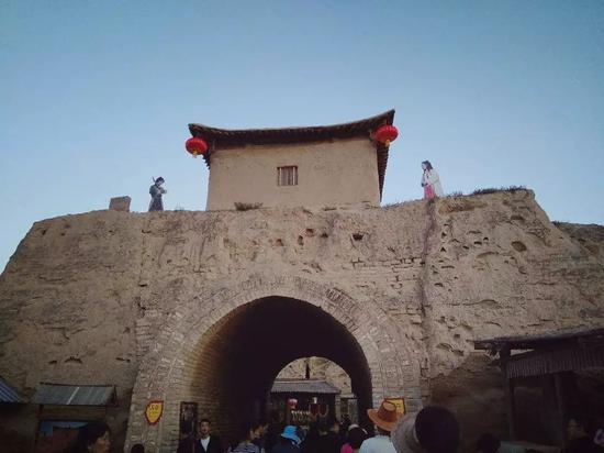 （电影《大话西游》中的经典场景就位于宁夏镇北堡西部影城）